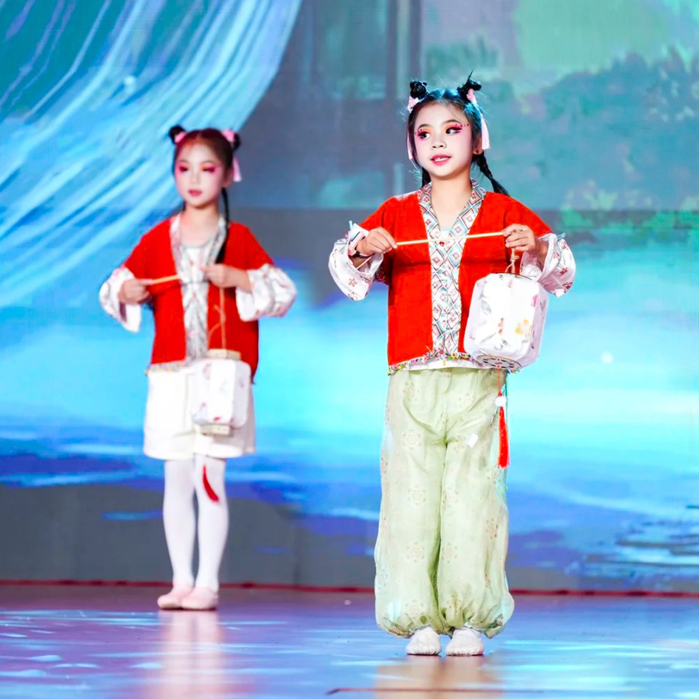 女童汉服小灯笼儿童演出服