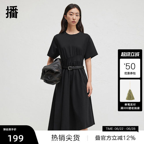 曲牙边圆领设计，腰间抓褶收腰