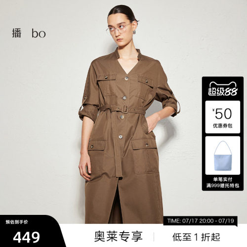 时尚舒适V领修饰脖颈，腰间可调节系带