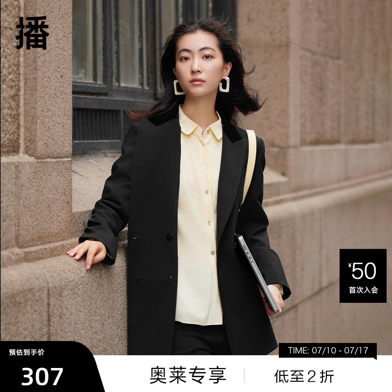 戗驳领双排扣、后领拼丝绒