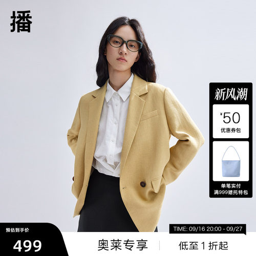 利落西装领，开衩设计下摆