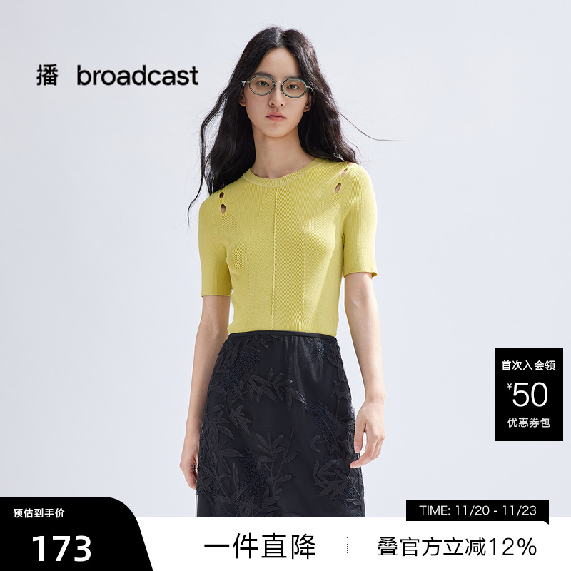 立体罗纹圆领，肩部镂空设计