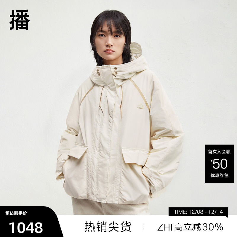 舒适简约抽绳连帽，吸睛亮眼胸章装饰