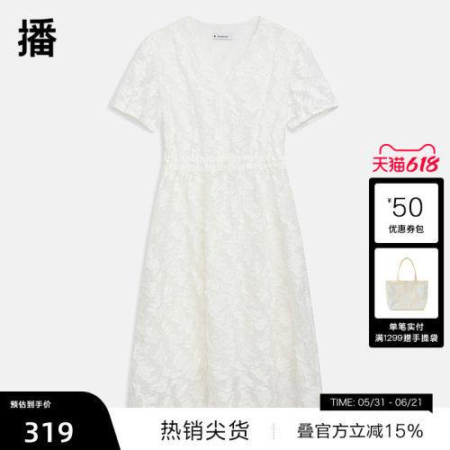 优雅V领修饰脖颈，立体层次感花朵交叠