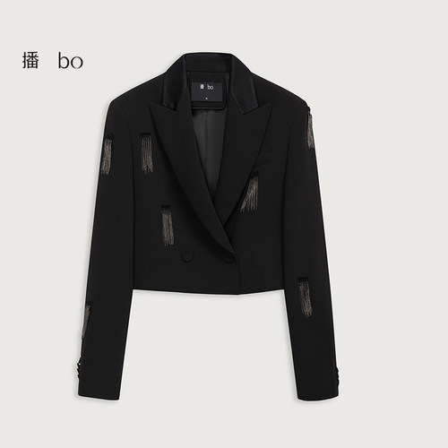 气质西装领，金属流苏工艺