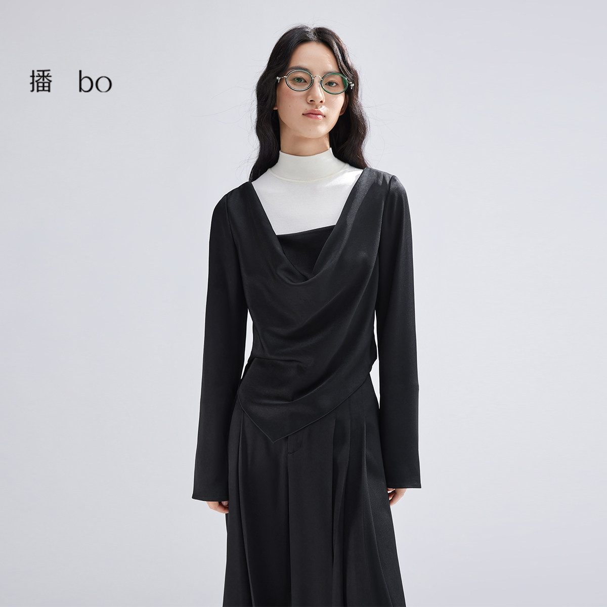 V型立体领口，袖口贝壳扣装饰