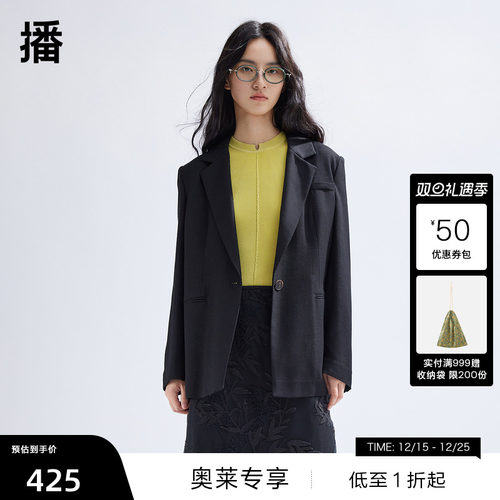 利落西装领，袖口三粒扣装饰