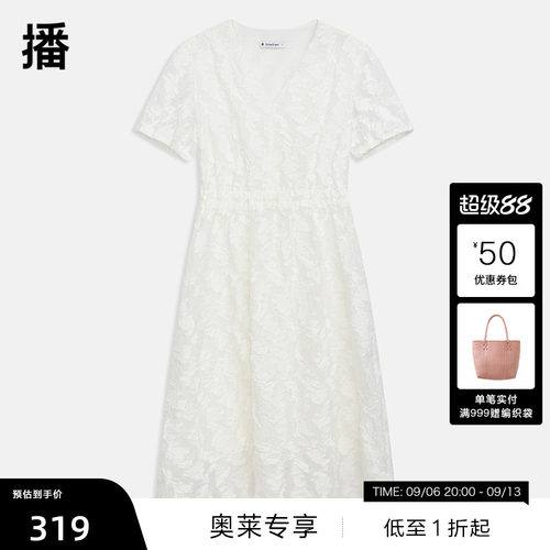 优雅V领修饰脖颈，立体层次感花朵交叠