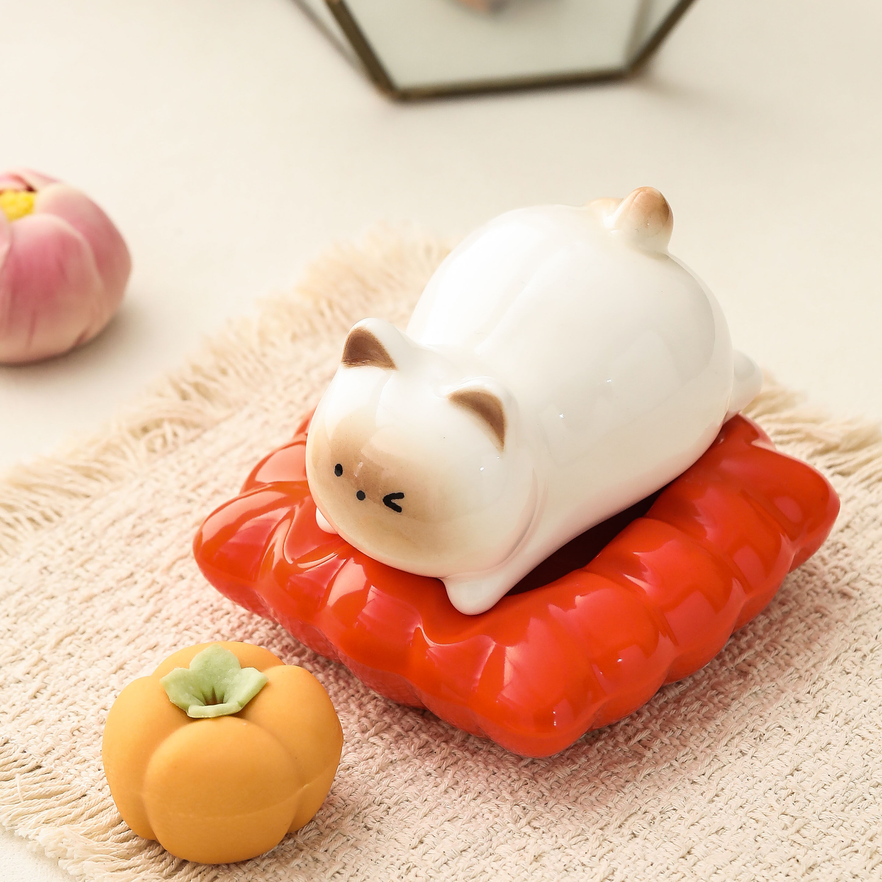 2026新款伽罗猫烟灰缸陶瓷可爱卡通创意家用枕头猫咪家居装饰摆件