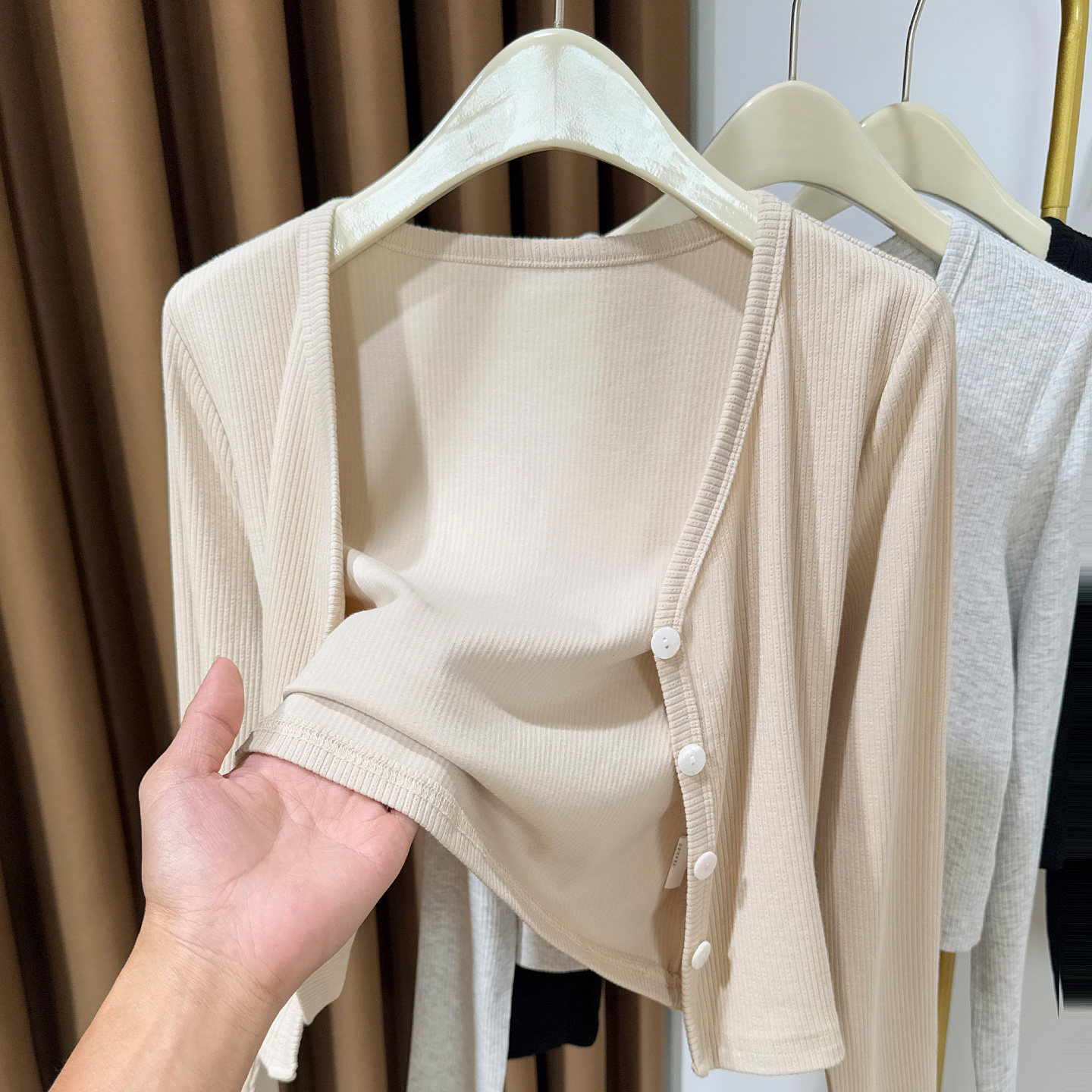 设计感单排扣坑条针织毛衣外套女2026新款春季短款开衫高级感外搭,女装/女士精品,毛针织衫,淘宝优惠券,粉丝福利购,淘宝优惠卷