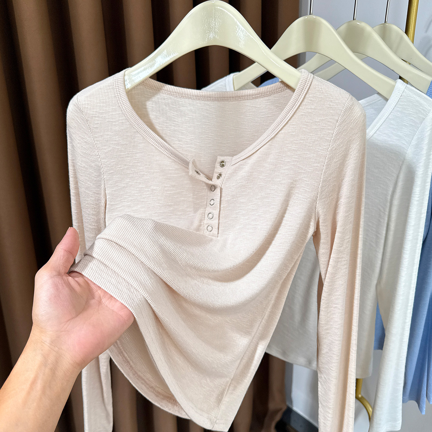 纽扣半开领针织打底衫女高级感2025新款大圆领薄款螺纹内搭小衫女