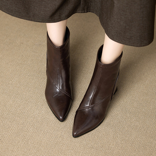 软皮尖头粗跟短靴女棕色百搭踝靴秋冬新款瘦瘦靴加绒高跟气质复古