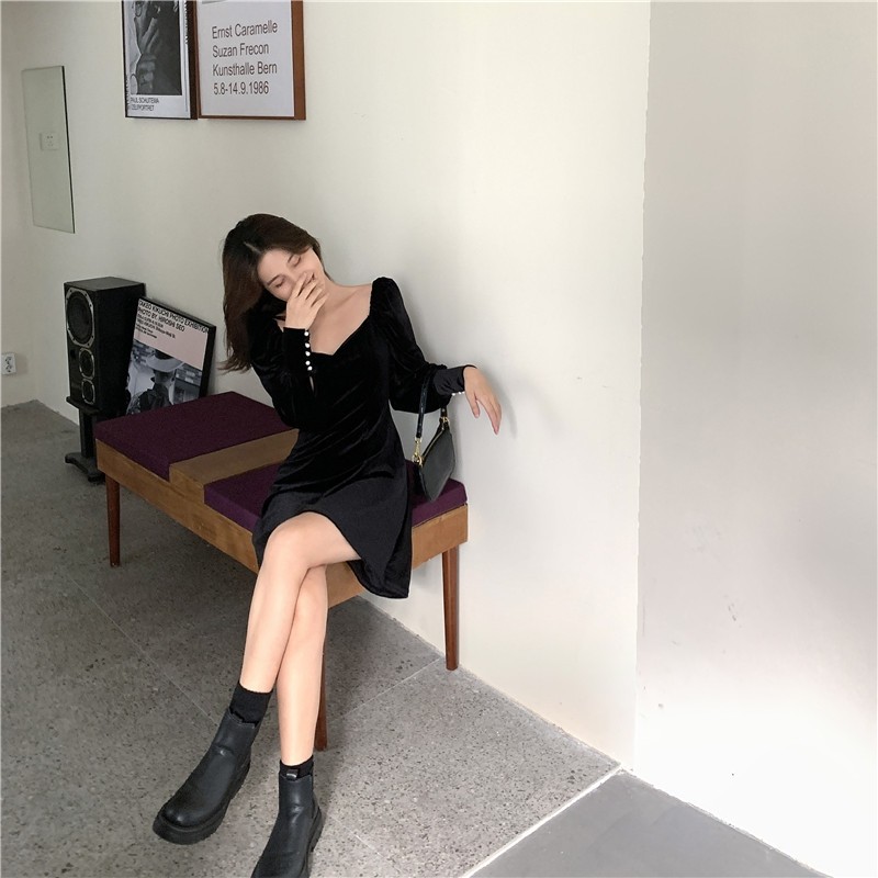 2020秋装新款天鹅绒方领长袖连衣裙女收腰显瘦气质百搭A字小黑裙