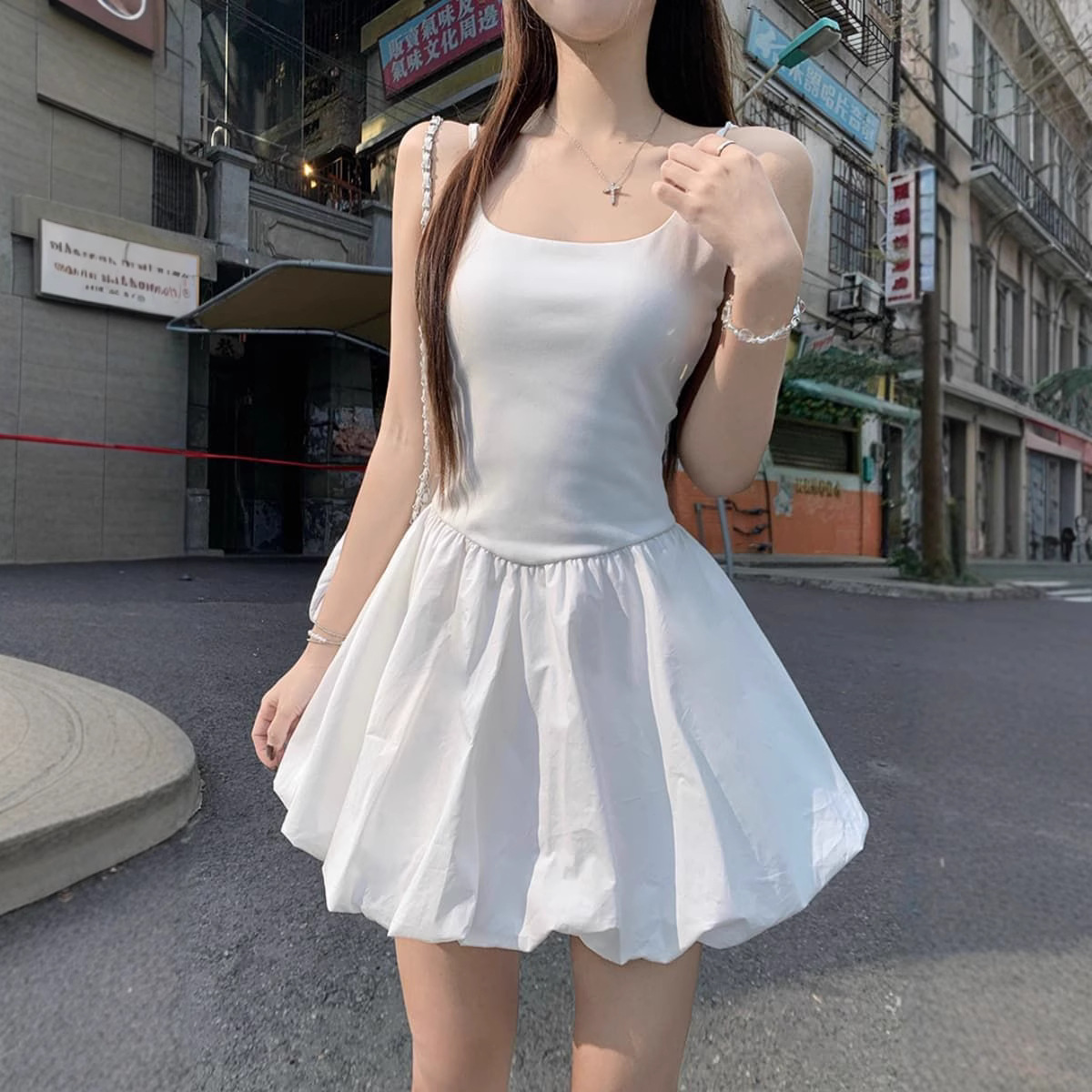 法式甜妹风吊带连衣裙女2025夏季设计感显瘦A字裙花苞白色短裙子