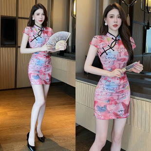 2026秋季新款夜店性感连衣裙收腰显瘦v领包臀裙短裙性感风女涂鸦