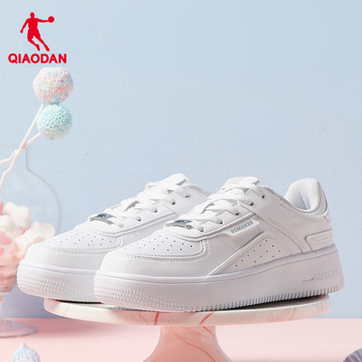 乔丹白色皮面防水初中生板鞋