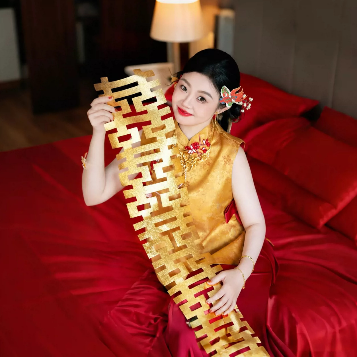 金色长条喜字婚房布置新娘晨袍