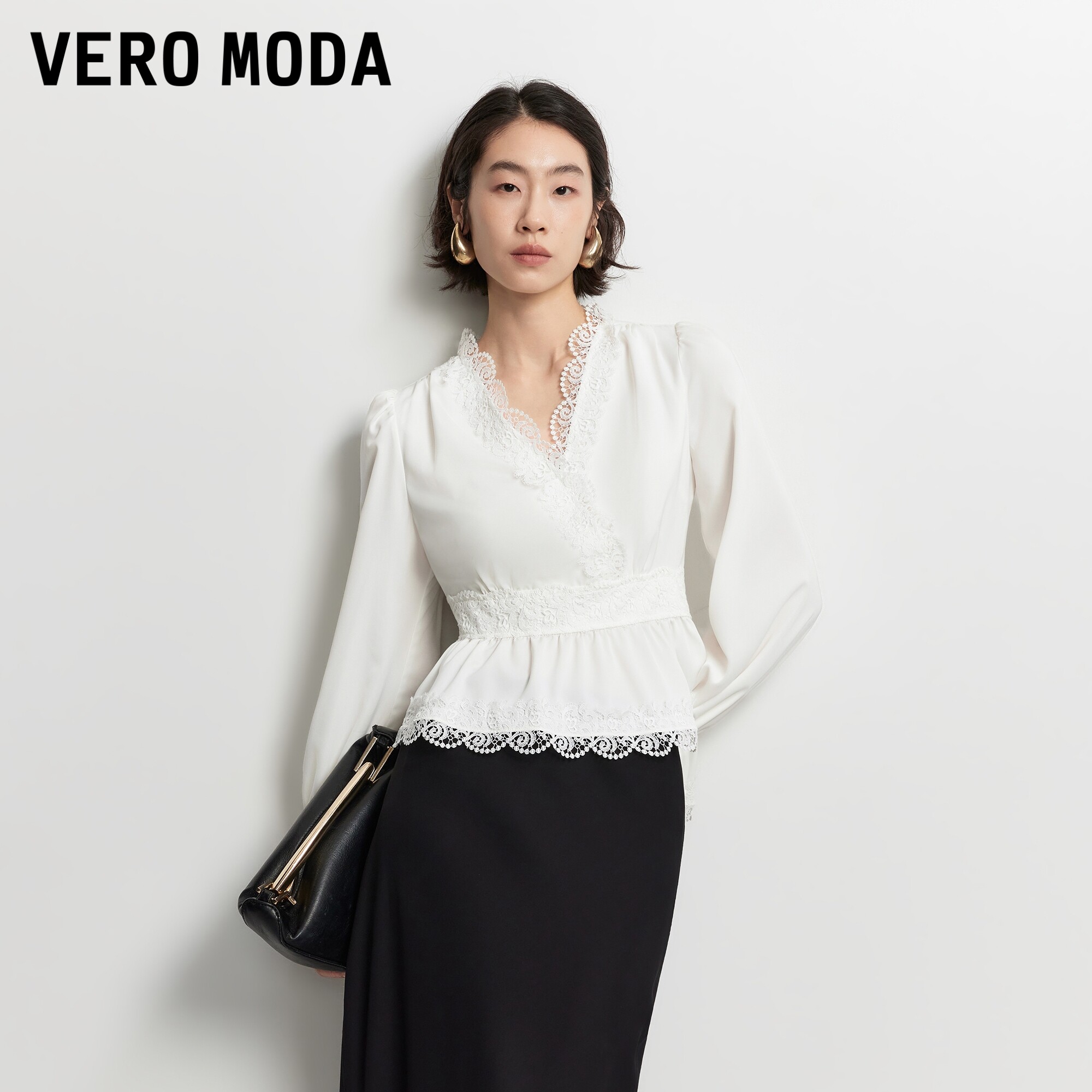 VeroModa衬衫蕾丝边V领