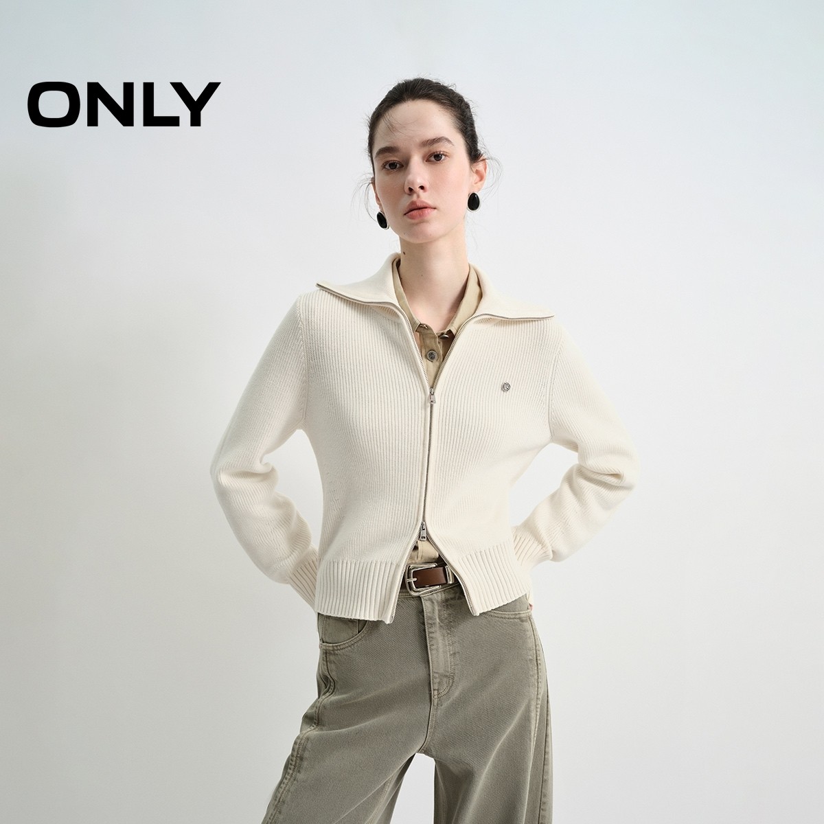 ONLY2025秋冬新款质感双向拉链挺阔密织面料舒适亲肤纯色针织衫女