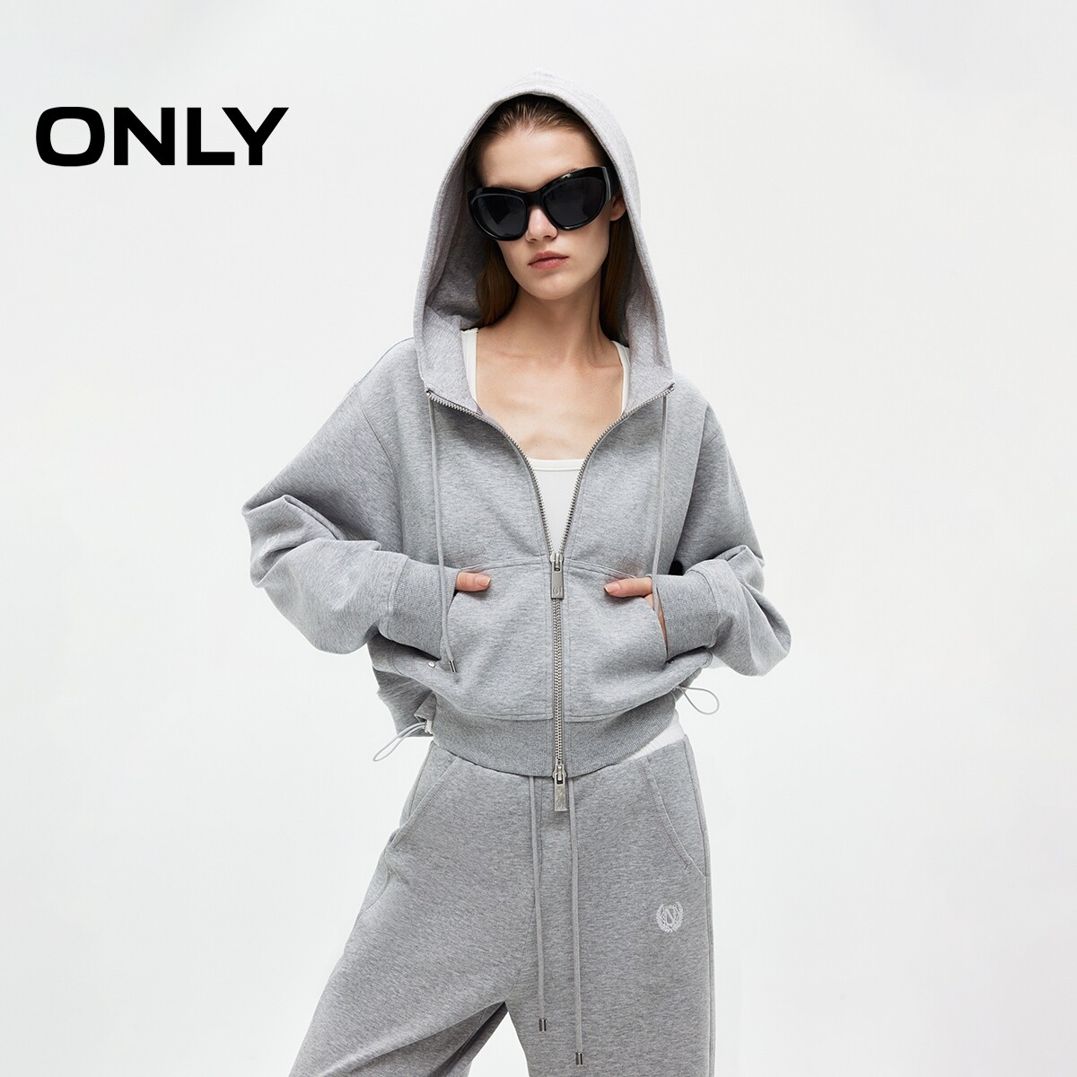 【ONLY奥莱】春夏时尚撞色抽绳下摆设计宽松落肩连帽短款卫衣女