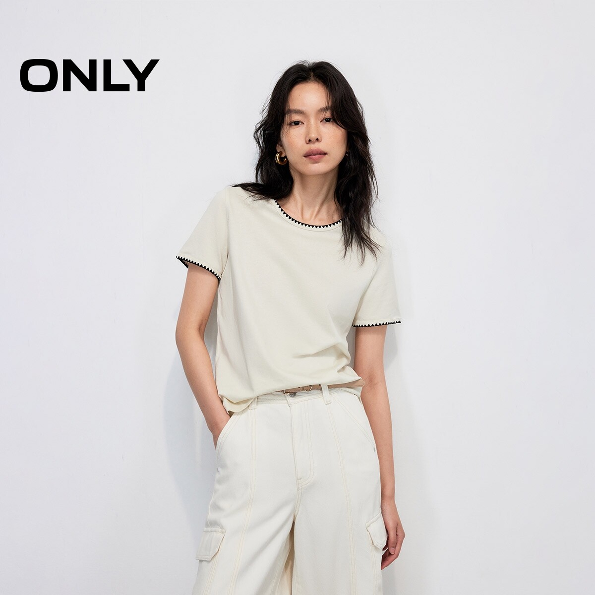 【ONLY奥莱】夏季款随性简约两侧开叉圆领拼接刺绣显瘦正肩T恤女