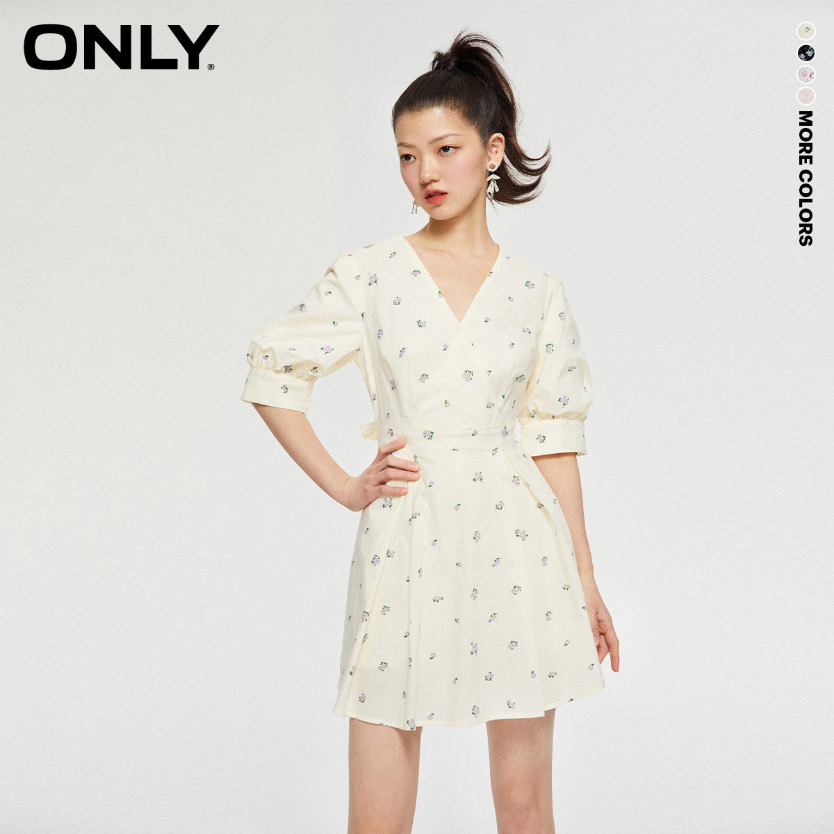 ONLY高腰V领短款连衣裙
