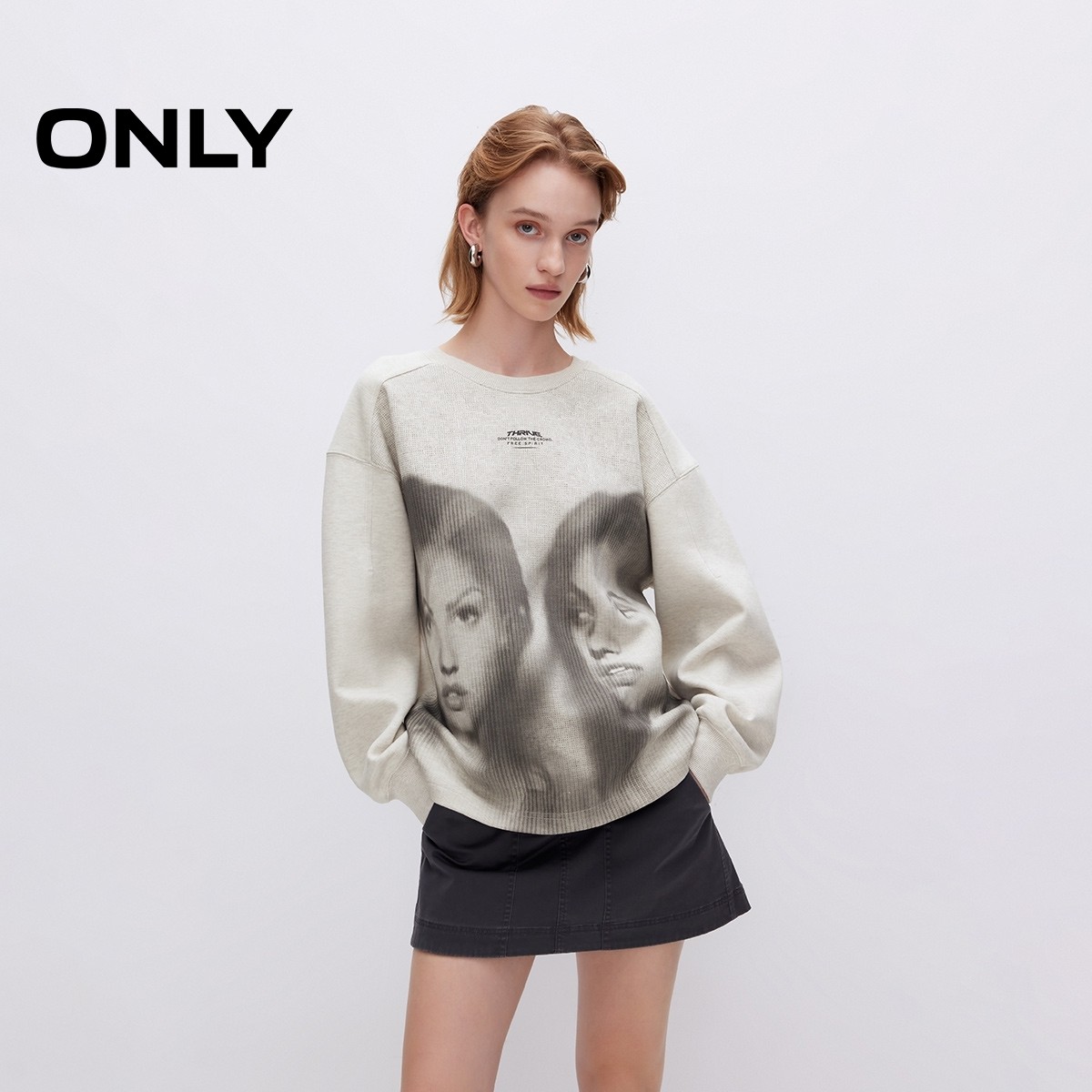 【ONLY奥莱】秋季新款时尚人像印花宽松圆领落肩卫衣女