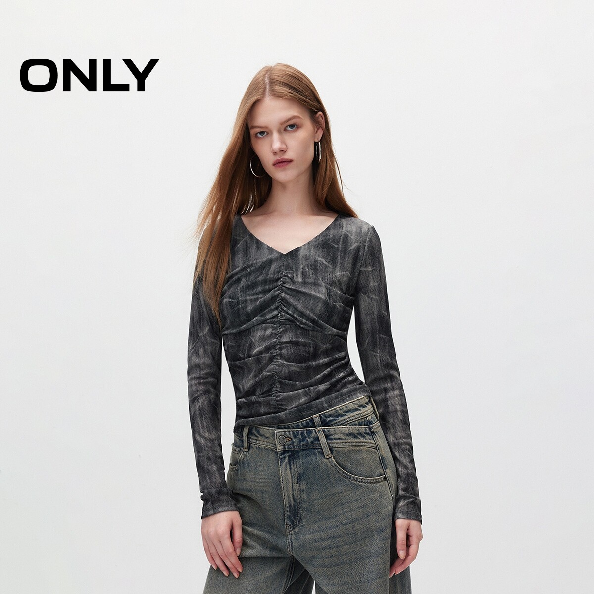 【ONLY奥莱】春季新款时尚做旧显瘦印花褶皱V领长袖T恤女