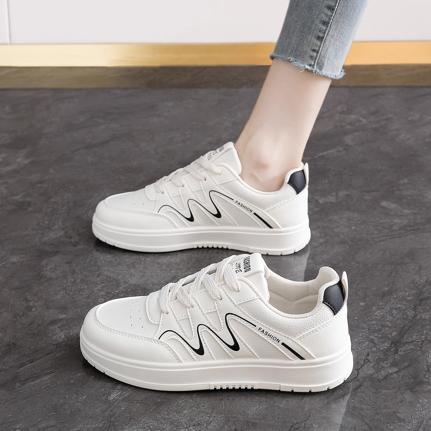 小白鞋女真皮2025新款秋季超火百搭学生运动鞋软底孕妇不累脚板鞋