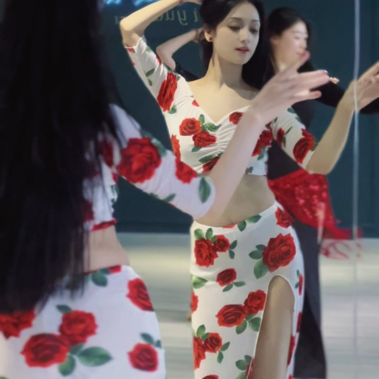悦梦风璐肚皮舞新款套装演出服班服性感气质练功服红色玫瑰裙初学