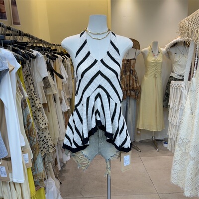 时尚条纹挂脖背心+磨破短裤女