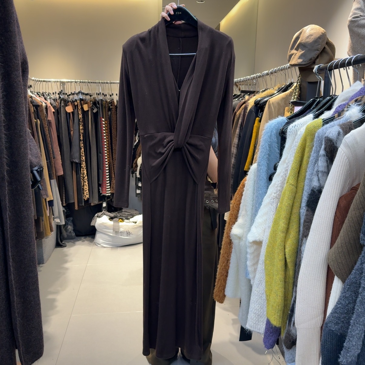 韩版时尚V领褶皱收腰长袖连衣裙