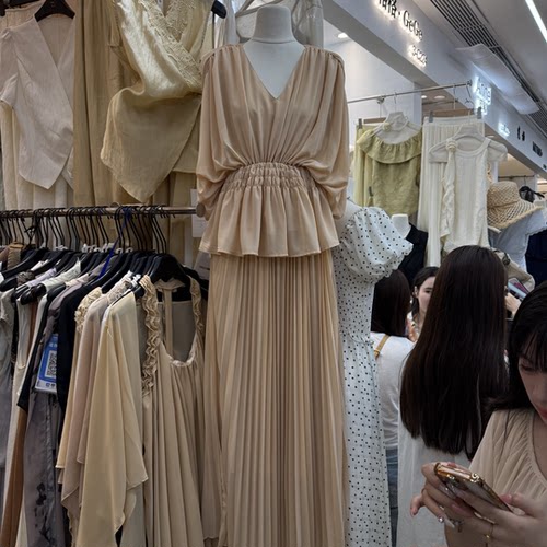 气质V领蝙蝠袖小衫半身裙套装
