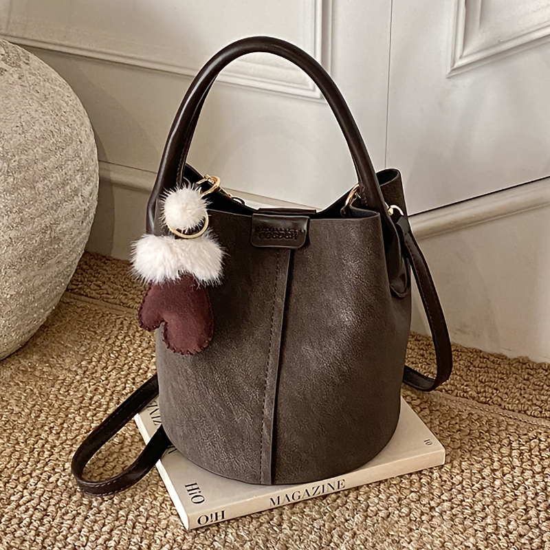 高级感复古棕色包包女2025新款秋冬百搭斜挎包休闲超火手拎水桶包