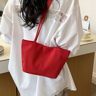 红色手提包包女2026新款大容量休闲单肩腋下包简约通勤轻便帆布包