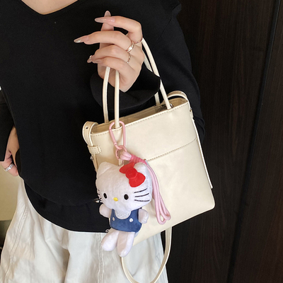 高级感洋气小包包女式2025新款百搭斜挎水桶包轻便小巧散步手机包