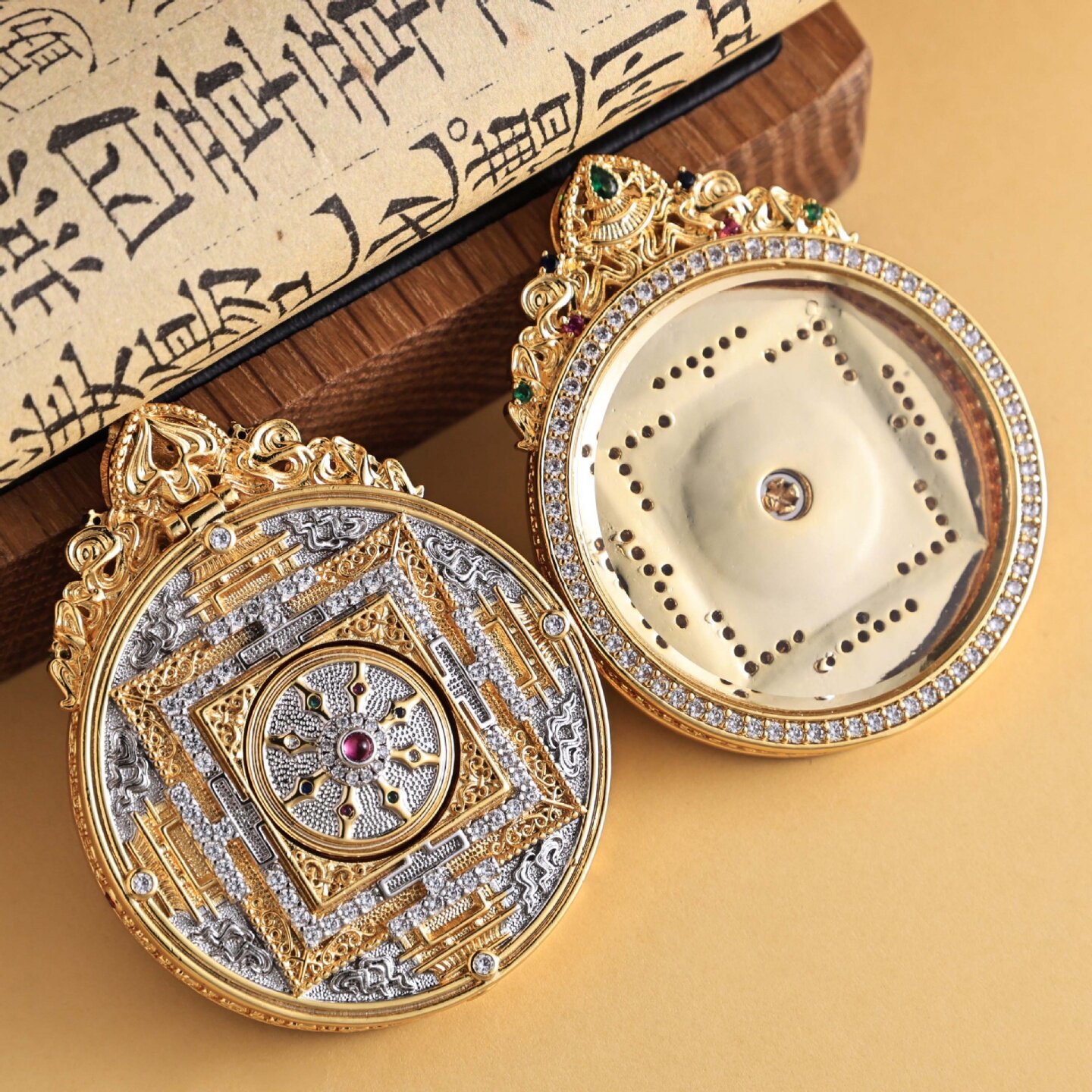 新款圆形高档唐卡壳子铜镀金唐卡外壳精美满钻藏式嘎乌盒空盒吊坠