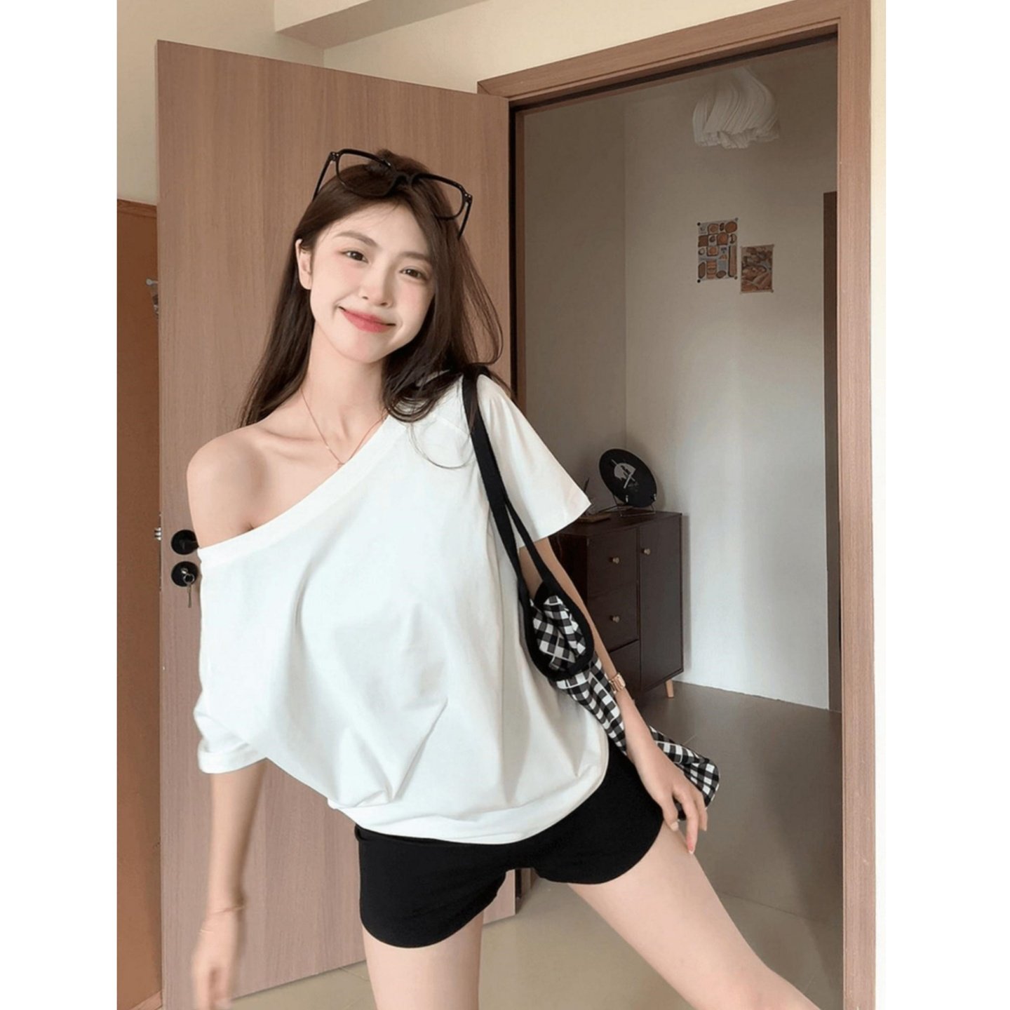 白色斜领露肩t恤女短袖夏季2026新款宽松显瘦遮肉一字肩辣妹上衣,女装/女士精品,T恤,淘宝优惠券,粉丝福利购,淘宝优惠卷