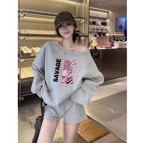 灰色动物印花斜领卫衣女2026新款韩系chic感宽松慵懒露肩甜辣上衣