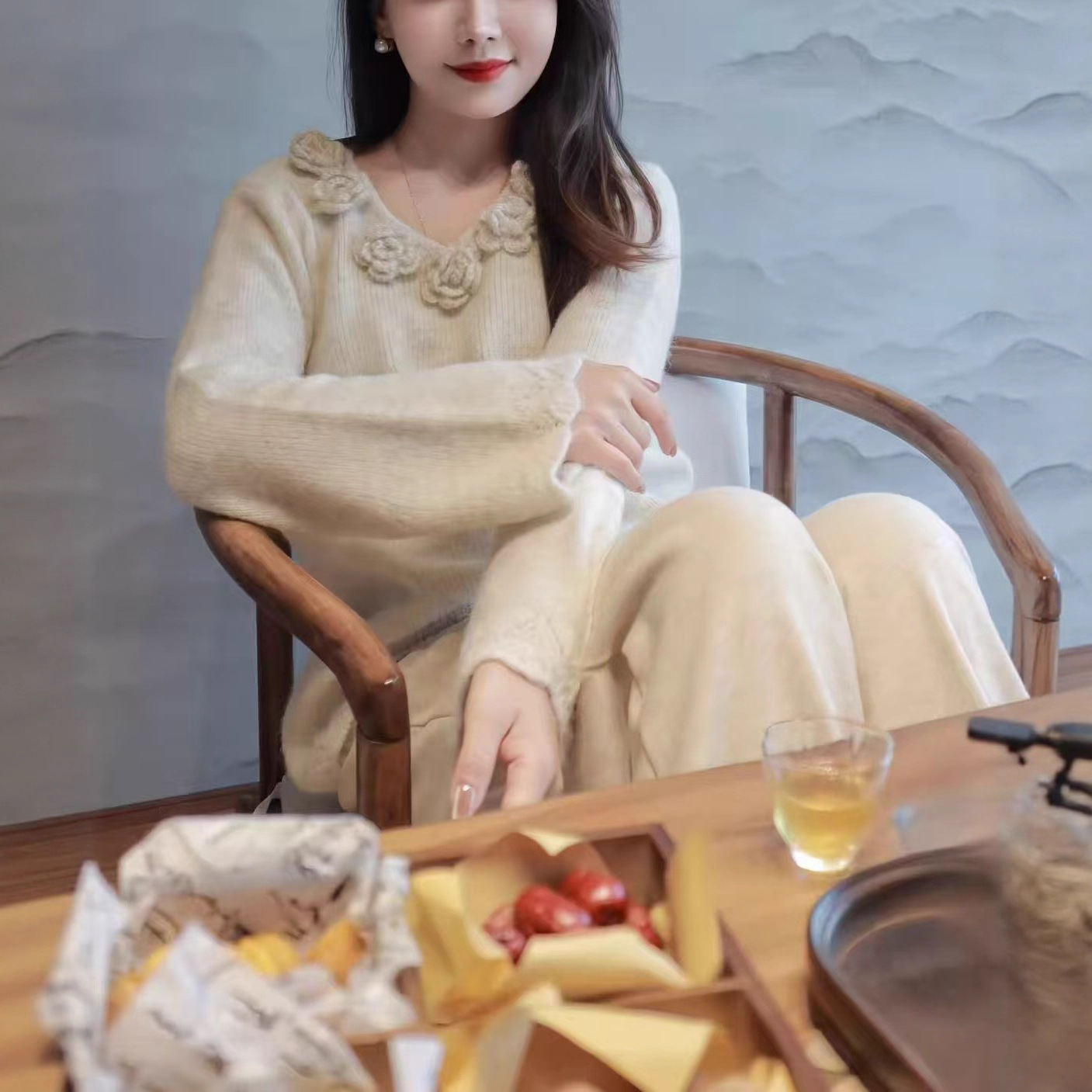 韩系设计感立体花朵毛衣女秋冬V领慵懒风宽松减龄针织衫两件套裙,女装运动套装,岚润乐美服饰 韩系设计感立体花朵毛衣女秋冬V领慵懒风宽松减龄针织衫两件套裙,女装运动套装,岚润乐美服饰