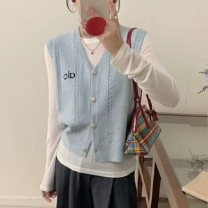 学院风刺绣V领针织马甲背心女2025秋冬装新款无袖开衫短款毛衣马，女装马甲，岚润乐美服饰