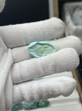俏色巧雕小佛