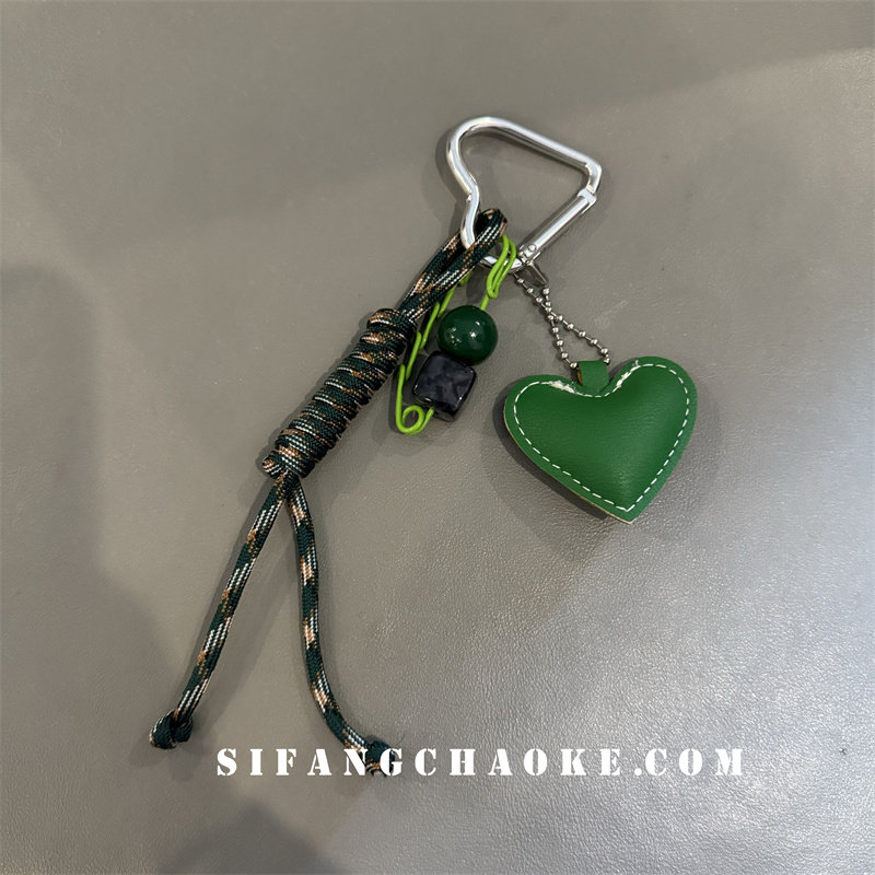绿色pu皮爱心车钥匙扣包包爱心扣子个性手机壳挂件耳机套装饰百搭