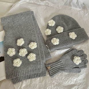 现货小众钩织手工立体花毛线帽手套围巾三件套女士灰色红色洋气
