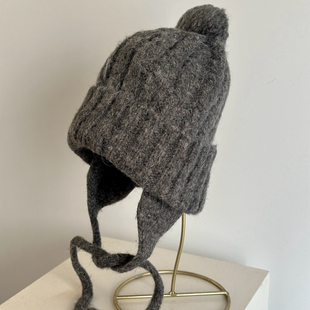 羊驼毛混纺护耳帽复古麻花针织帽毛线帽带球球可爱显脸小保暖女