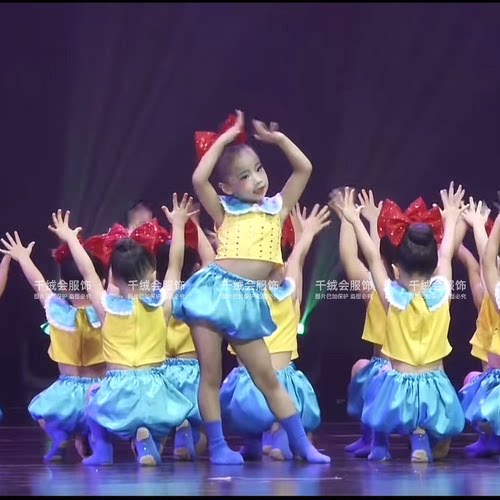 芭比妈妈再让我玩一会演出服