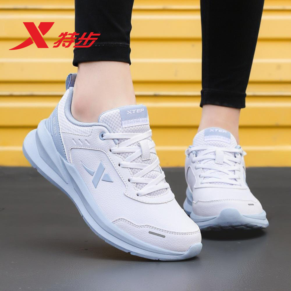特步女鞋运动鞋2025新款冬季轻便休闲鞋子小白鞋皮面防水跑步鞋女