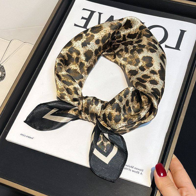 新款豹纹丝巾女春秋季百搭真丝小方巾装饰领巾围巾高级感百搭方巾