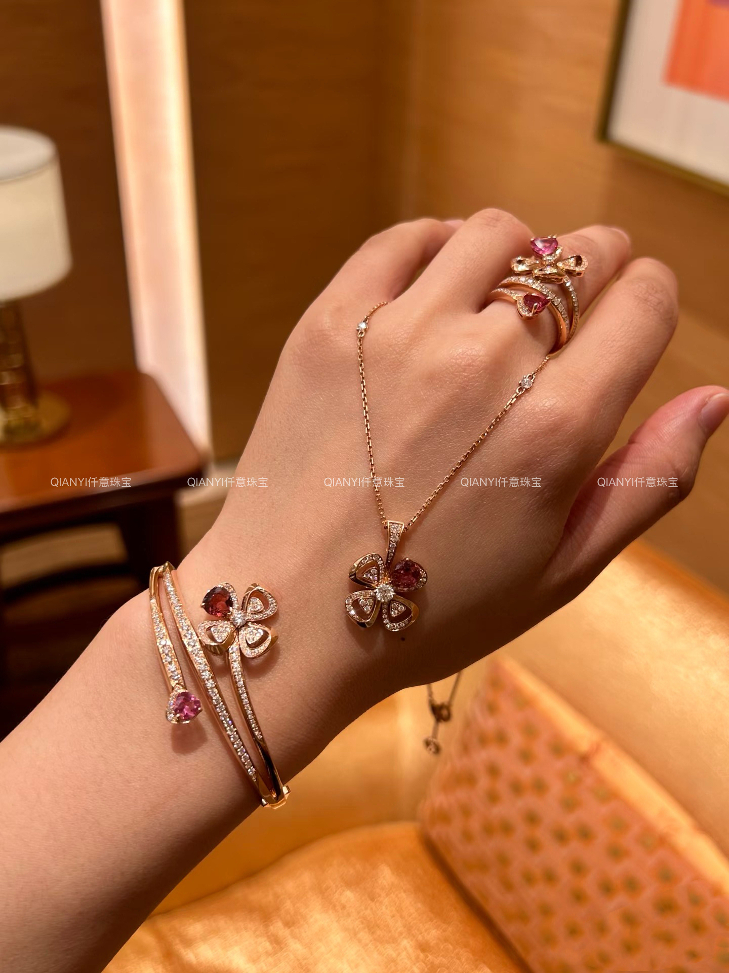 QIANYI仟意珠宝【奢华系列】咏绽花满钻镶嵌镂空花朵镀18k金手镯