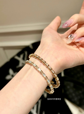 QIANYI仟意珠宝【奢华系列】白富美贵气镀18k金白贝母镶锆钻手镯